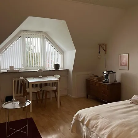 Apartment Charming 1-bedroom With Free Parking