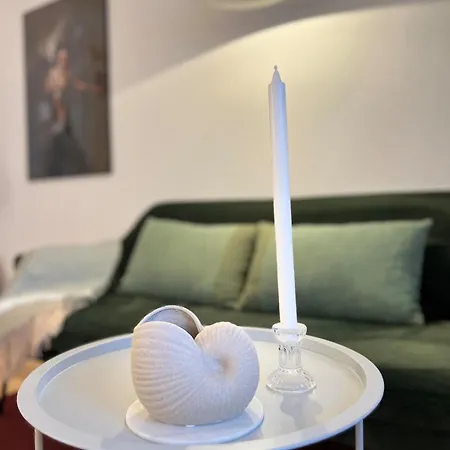 Charming 1-bedroom With Free Parking アパート *